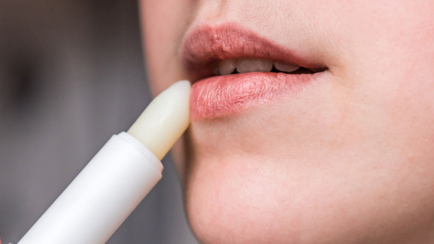 كيف يمكن علاج تقشر الشفاه؟